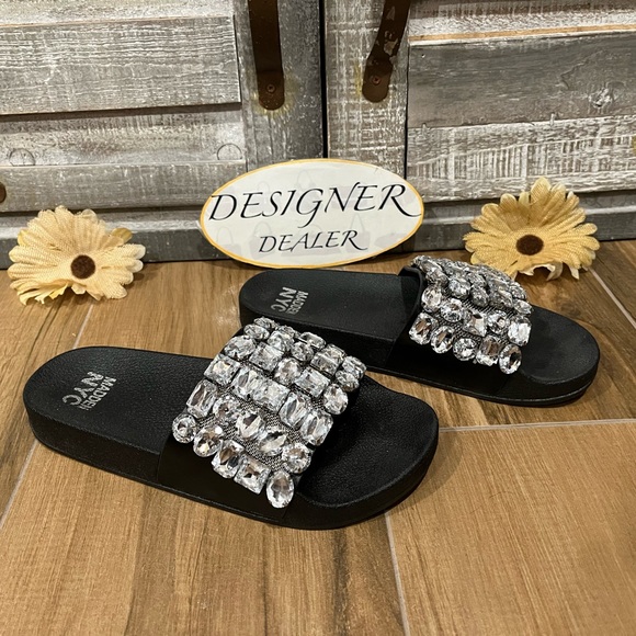 STEVE MADDEN NYC Rhinestone Flip Flops Size 6 Black VGC! - Picture 1 of 7